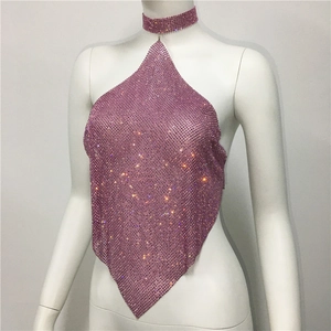 Detail von violettem Strass-Neckholder-Top und passendem Choker aus Metallgewebe