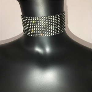 Detail eines funkelnden 11-reihigen Kristall-Chokers mit Strasssteinen auf schwarzem Stoff