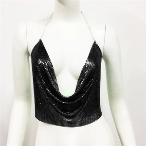 Détail du haut dos nu en paillettes métalliques noires avec texture cotte de mailles
