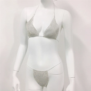 Detaillierte Nahaufnahme eines silbernen Strass-Bikinis mit Metallnetz und funkelnden Kristallen