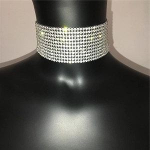 Makro-Detail von silbernem Strass-Choker mit dichtem Kristallgitter auf schwarzem Hals
