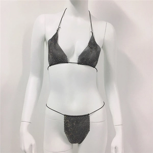 Detailaufnahme des schwarzen Strass-Netz-Bikinis mit Neckholder und Metallgitter-Optik