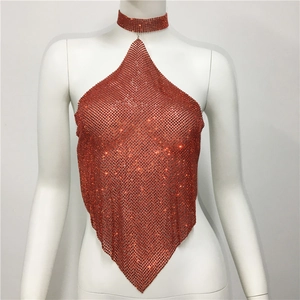 Detailansicht des Neckholder-Tops aus orangefarbenen Strasssteinen mit Glitzereffekt