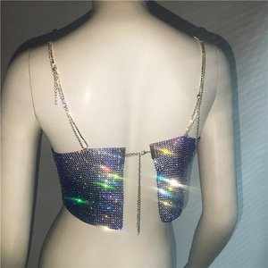 Détail du haut en strass bleu irisé avec chaîne en métal et fermoir mousqueton au dos