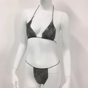 Detailaufnahme des dunkelgrauen Metallic-Mesh-Bikinisets mit schimmernder Strass-Struktur