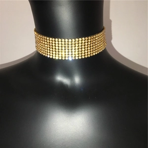 Makroansicht der breiten goldenen Choker-Halskette mit acht Reihen glitzernder Strasssteine
