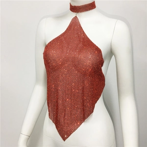 Detail eines orangefarbenen Neckholder-Tops mit Strasssteinen und Rückenfreiem Metallnetz