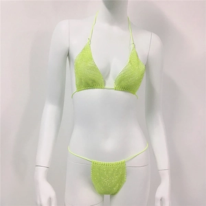 Detailansicht des neongrünen Strass-Bikinis mit glitzernden Kristallen auf einer Schneiderpuppe