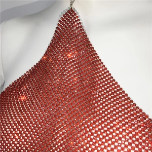 Detailaufnahme des glänzenden roten Strass-Metallnetzes vom Halter-Top am Model