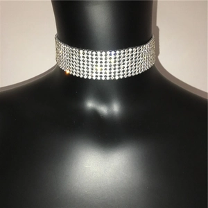 Detaillierte Nahaufnahme eines breiten 8-reihigen Strass-Chokers an einem Halsdisplay
