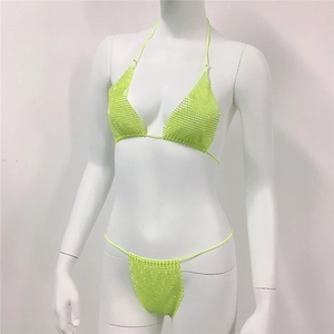 Detailaufnahme des neongrünen Mesh-Bikinis mit funkelnden Strasssteinen und Neckholder