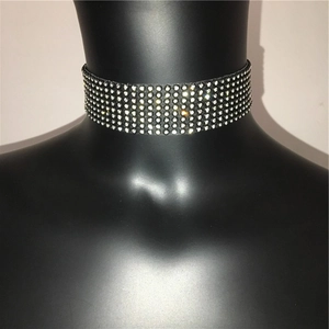 Detail eines schwarzen breiten Chokers mit sechs Reihen glitzernder Strasssteine am Model