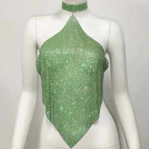 Details des kalkgrünen Strass-Halter-Tops mit passendem Choker und Rauten-Saum