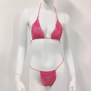 Detail eines rosa Strass-Bikinis mit Neckholder-Top und seitlich gebundener Hose am Modell