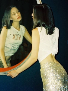 T-shirt sans manches sexy pour femmes avec jupe à paillettes et fente latérale