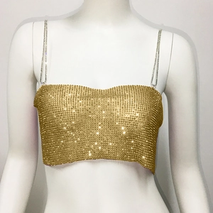 Détail d'un crop top doré à strass avec fines bretelles scintillantes pour soirées club