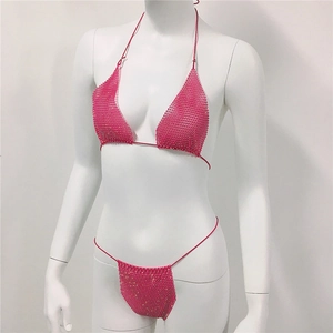 Nahaufnahme des Strass-Netzstoffs und der dünnen Träger am rosafarbenen Bikini-Set