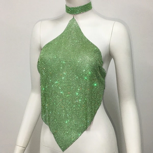 Detailansicht des hellgrünen Strass-Halter-Tops mit passendem Kristall-Halsband