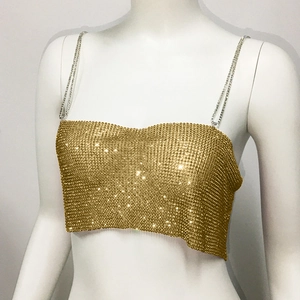 Détail du haut court doré orné de strass brillants et fines bretelles scintillantes