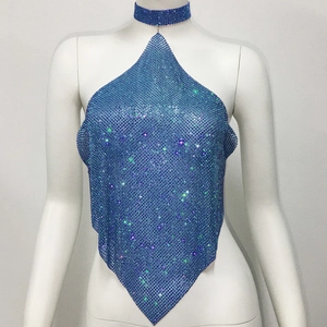 Detail von blauem Strass-Neckholder-Top und passendem Halsband auf einer weißen Schaufensterpuppe