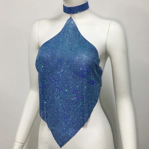 Detailansicht des blauen Neckholder-Tops mit Strasssteinen und passendem Halsschmuck