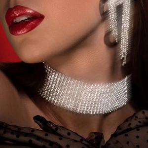 Funkelndes Set aus Strass-Choker und Quastenohrringen für elegante Abendveranstaltungen