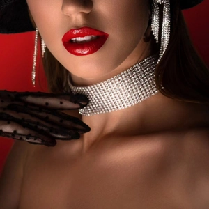 Funkelndes silbernes Strass-Choker- und Quasten-Ohrring-Set, getragen von einem Model