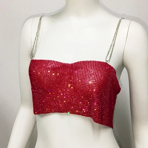 Détail d'un crop top rouge à strass avec fines bretelles en chaîne métallique