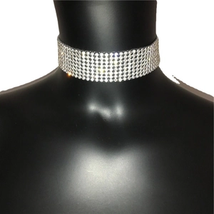 Funkelndes Silbernes Strass-Choker-Halsband für Damen mit mehreren Reihen von Kristallen