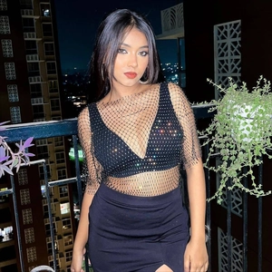 Détail du haut en résille noire avec strass brillants et coupe ajustée sexy