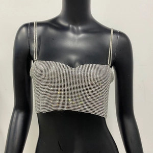 Détail d'un crop top argenté en strass montrant la maille et les fines bretelles