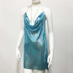 Détail de mini-robe à paillettes bleues en maille métallique avec décolleté en V