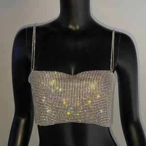 Détail des strass argentés scintillants sur le haut de soirée sexy et chic