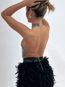Sexy silbernes Neckholder-Top mit Strasssteinen, Metallketten und schwarzem Federrock-Outfit