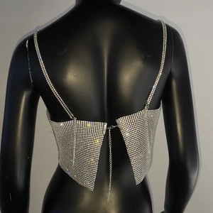 Vue arrière du crop top en strass argenté avec chaînes métalliques croisées
