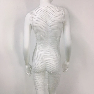 Gros plan de strass étincelants sur le tissu en maille blanche de la robe de soirée