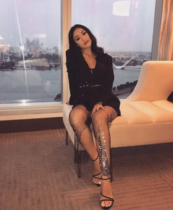 Détail du pantalon résille pour femme avec strass brillants et fentes latérales