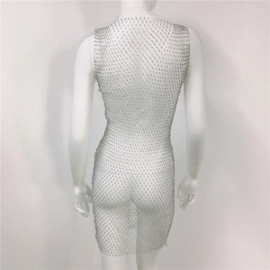 Vue détaillée du dos d'une robe en maille strassée avec cristaux étincelants et découpes