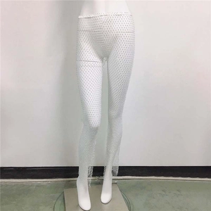 Gros plan du pantalon en maille blanche avec strass scintillants sur un mannequin de mode