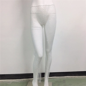 Détail d'un pantalon résille blanc sexy avec strass brillants et tissu transparent ajouré
