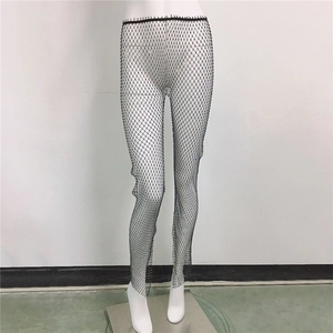 Vue détaillée du legging en résille noir avec des strass brillants et texture de maille