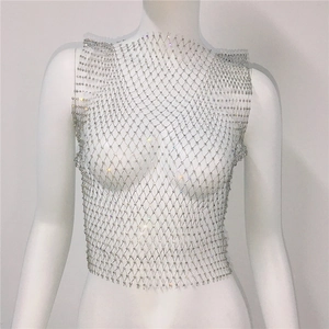 Nahaufnahme des silbernen Strass-Netz-Tops im schmalen Fischernetz-Design für Damen