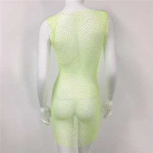 Détails de la robe en maille jaune fluo avec strass scintillants sur mannequin blanc