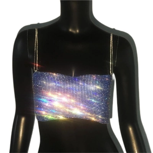 Détail de strass bleus sur un haut court métallique pour soirée avec reflets brillants