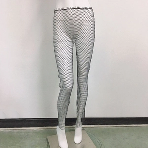 Détail du pantalon résille noir à strass brillants pour festivals de musique et fêtes