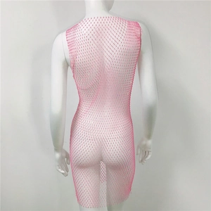 Vue détaillée du dos de la robe rose à strass avec motif évidé et maille transparente