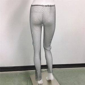 Détail du pantalon résille noir avec strass colorés scintillants et taille élastique