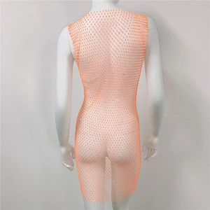 Vue arrière d'une robe en résille orange à strass sur un mannequin pour la fête