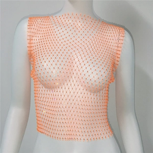 Detail von orangefarbenem Netz-Crop-Top mit schimmernden Strasssteinen und Textur