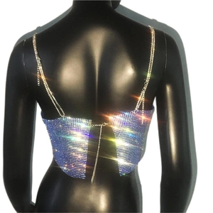 Détail d'un crop top bleu roi en strass avec des bretelles chaîne réglables pour fête